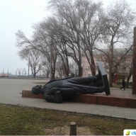 В Бердянске повалили памятник Ленину (ВИДЕО)