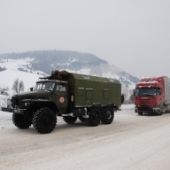 Через негоду на Івашківському перевалі рятувальники надають допомогу водіям Через негоду на Івашківському перевалі рятувальники надають допомогу водіям