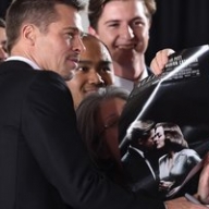 Брэд Питт выкинул вещи Анджелины Джоли из дома Брэд Питт выкинул вещи Анджелины Джоли из дома