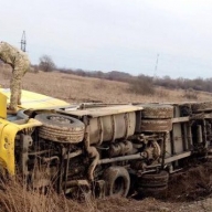 У селі Тростянець, Миколаївського району, перекинулася вантажівка з піском У селі Тростянець, Миколаївського району, перекинулася вантажівка з піском