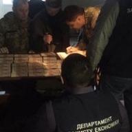 Бойца Семенченко задержали при попытке дать взятку прокурору и следователю Бойца Семенченко задержали при попытке дать взятку прокурору и следователю