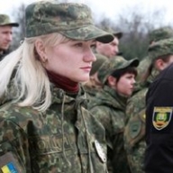 Девушка-офицер задержала беглого боевика на Донбассе Девушка-офицер задержала беглого боевика на Донбассе