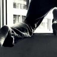 Сьогодні у Львові на Левандівці чоловік стрибнув з вікна восьмого поверху Сьогодні у Львові на Левандівці чоловік стрибнув з вікна восьмого поверху