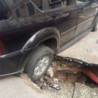 В центре Одессе две машины провалились под землю В центре Одессе две машины провалились под землю