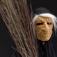 В Крыму Баба Яга с пистолетом ограбила магазин В Крыму Баба Яга с пистолетом ограбила магазин