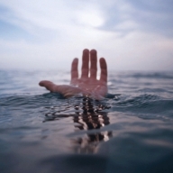 У місті Самбір рятувальники витягнули із озера потопельника У місті Самбір рятувальники витягнули із озера потопельника