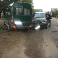 На Самбірщині «Крайслер Вояджер» «протаранив» мікроавтобус, внаслідок чого бус перекинувся та придавив пішохода(ФОТО) На Самбірщині «Крайслер Вояджер» «протаранив» мікроавтобус, внаслідок чого бус перекинувся та придавив пішохода(ФОТО)