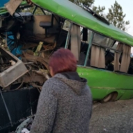 Жуткое ДТП под Харьковом: полная маршрутка врезалась в столб, есть пострадавшие Жуткое ДТП под Харьковом: полная маршрутка врезалась в столб, есть пострадавшие