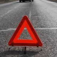 У Пустомитівському районі з-під капоту автомобіля під час руху вилетів утеплювач двигуна У Пустомитівському районі з-під капоту автомобіля під час руху вилетів утеплювач двигуна