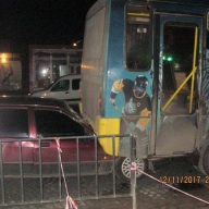 У Львові легковий автомобіль зіткнувся з маршруткою(ФОТО) У Львові легковий автомобіль зіткнувся з маршруткою(ФОТО)