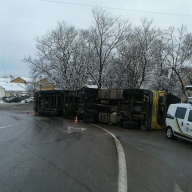 У Стрию перекинулася вантажівка(ФОТО) У Стрию перекинулася вантажівка(ФОТО)