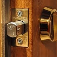 У Львові рятувальники відчинили двері до квартири, де загинув власник У Львові рятувальники відчинили двері до квартири, де загинув власник