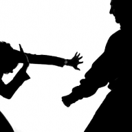 У Львові чоловік побив і пограбував місцеву мешканку, та чинив опір працівникам поліції У Львові чоловік побив і пограбував місцеву мешканку, та чинив опір працівникам поліції