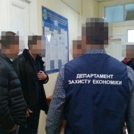 У Львові посадовець допомогав прискорити видачу закордонних паспортів У Львові посадовець допомогав прискорити видачу закордонних паспортів