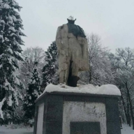 У Стрию пам'ятнику Шевченкові знесли голову(ФОТО) У Стрию пам'ятнику Шевченкові знесли голову(ФОТО)