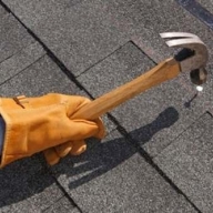 У Львові з даху школи прибрали металевий лист, який загрожував падінням У Львові з даху школи прибрали металевий лист, який загрожував падінням