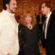 Пугачева отметила день рождения в компании двух мужей Пугачева отметила день рождения в компании двух мужей