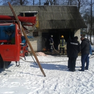 У Яворівському районі під час пожежі у літній кухні вогнеборці виявили тіло чоловіка(ФОТО) У Яворівському районі під час пожежі у літній кухні вогнеборці виявили тіло чоловіка(ФОТО)