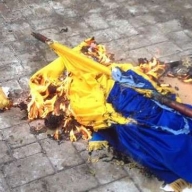 У місті Городок чоловік підпалив державні прапори У місті Городок чоловік підпалив державні прапори