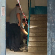 В Днепре в подъезде жилого дома обнаружили тело женщины В Днепре в подъезде жилого дома обнаружили тело женщины