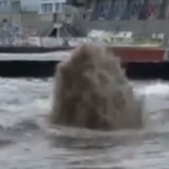 На пляже в Одессе из-под воды забил гейзер из грязи На пляже в Одессе из-под воды забил гейзер из грязи