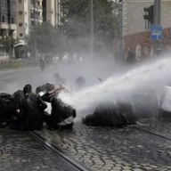 Гей-парад в Иерусалиме: Протестующих евреев разгоняют водными пушками Гей-парад в Иерусалиме: Протестующих евреев разгоняют водными пушками