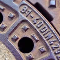 В Одессе массово воруют крышки люков и скамейки из парков В Одессе массово воруют крышки люков и скамейки из парков