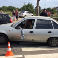 Под Одессой автомобиль протаранил толпу митингующих Под Одессой автомобиль протаранил толпу митингующих