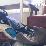 Грязь, вонь и шумные компании: в Мариуполе бездомные поселились в пустующей квартире Грязь, вонь и шумные компании: в Мариуполе бездомные поселились в пустующей квартире