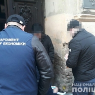 На Львівщині засудили посадовцяхабарника за дозвільні документи на експорт товарів(ФОТО) На Львівщині засудили посадовцяхабарника за дозвільні документи на експорт товарів(ФОТО)