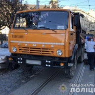 У центрі Львова внаслідок наїзду вантажівки загинула пенсіонерка(ФОТО) У центрі Львова внаслідок наїзду вантажівки загинула пенсіонерка(ФОТО)