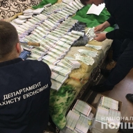 У Львові дівчина вдома підробляла акцизні марки(ФОТО) У Львові дівчина вдома підробляла акцизні марки(ФОТО)