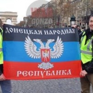 На протестах во Франции замечен флаг На протестах во Франции замечен флаг