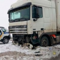 В Полтавской области столкнулись легковушка и грузовик: есть погибший и пострадавшие В Полтавской области столкнулись легковушка и грузовик: есть погибший и пострадавшие