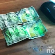На Закарпатье пограничник во время задержания пытался съесть взятку На Закарпатье пограничник во время задержания пытался съесть взятку
