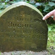 Мужчина нашел в лесу древнее надгробие, но там похоронен не человек Мужчина нашел в лесу древнее надгробие, но там похоронен не человек