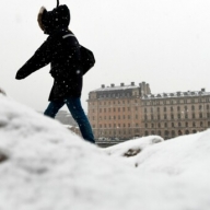 В России коммунальщиков заставили маскировать грязный снег В России коммунальщиков заставили маскировать грязный снег