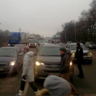 Под Одессой люди перекрыли дорогу из-за отключенной воды Под Одессой люди перекрыли дорогу из-за отключенной воды