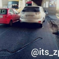 В Запорожье на легковушку упала металлическая арматура В Запорожье на легковушку упала металлическая арматура