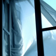 В Харькове мужчина выпал из окна многоэтажки В Харькове мужчина выпал из окна многоэтажки