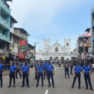 На Шри-Ланке объявили траур по погибшим и ввели комендантский час На Шри-Ланке объявили траур по погибшим и ввели комендантский час