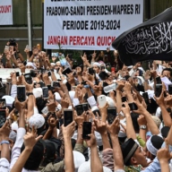 При подсчете голосов на выборах в Индонезии умерли почти сто человек При подсчете голосов на выборах в Индонезии умерли почти сто человек