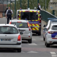 Во Франции вооруженный мужчина захватил заложников в магазине Во Франции вооруженный мужчина захватил заложников в магазине