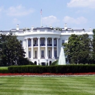 На газоне Белого дома мужчина поджег себя На газоне Белого дома мужчина поджег себя