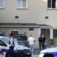 Во Франции автомобиль снес террасу кафе, семь пострадавших Во Франции автомобиль снес террасу кафе, семь пострадавших