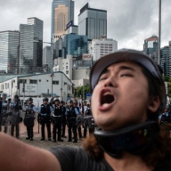 В Гонконге во время протестов получили ранения 28 человек В Гонконге во время протестов получили ранения 28 человек
