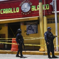 В Мексике гангстеры подожгли бар: десятки погибших В Мексике гангстеры подожгли бар: десятки погибших