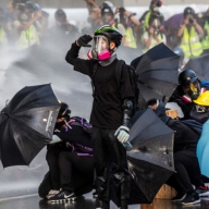 Полиция Гонконга применила водяные пушки и слезоточивый газ против демонстрантов Полиция Гонконга применила водяные пушки и слезоточивый газ против демонстрантов