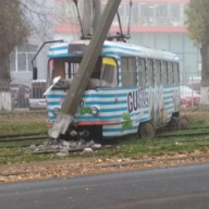 В Одессе трамвай сошел с рельсов и врезался в столб В Одессе трамвай сошел с рельсов и врезался в столб