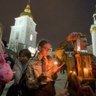 В Украину привезли Вифлеемский огонь мира В Украину привезли Вифлеемский огонь мира